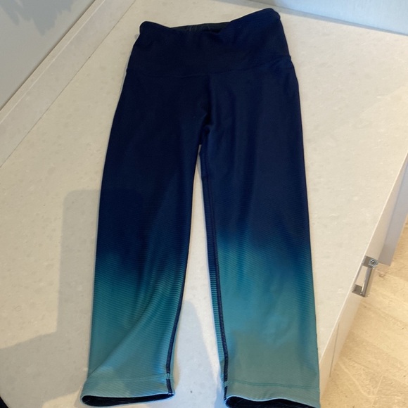 Reversible Peloton capri leggings. - Picture 3 of 5